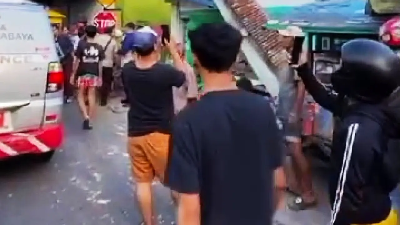 Gempa Tuban merusak rumah warga Surabaya. (istimewa)