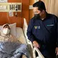 Menteri BUMN, Erick Thohir menyemangati mantan pebulutangkis putri Indonesia, Verawaty Fajrin yang tengah dirawat di RS Dharmais, Jakarta karena mengidap sakit kanker paru-paru. (Istimewa)