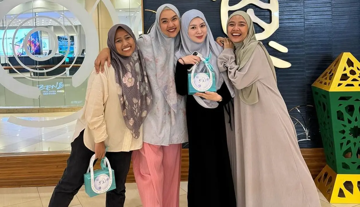 Inilah potret Ayana Moon bersama teman-temannya saat momen buka puasa bersama. Perempuan kelahiran Korea Selatan tanggal 28 Desember 1995 itu menyebut ketiga temannya ini dengan 'Sister fillah'. Pertemanan mereka dimulai sejak 2018, ketika ia baru datang ke Indonesia. Sudah 6 tahun berteman, Ayana pun merasa mereka sudah seperti keluarga. (Liputan6.com/IG/@xolovelyayana)