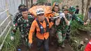 Langkah ini dilakukan karena pada pencarian sebelumnya ditemukan indikasi keberadaan korban di sektor tersebut. Tampak dalam foto yang dirilis oleh Badan Nasional Penanggulangan Bencana (BNPB) Indonesia ini, tim penyelamat membawa jenazah korban tanah longsor di Desa Pasirlangu, Kecamatan Cisarua, Kabupaten Bandung Barat, Jawa Barat, Senin 26 Januari 2026. (BNPB via AP)