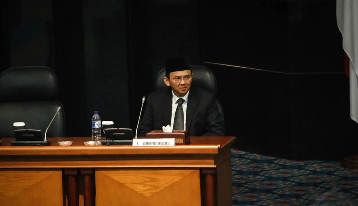 Ahok di rapat paripurna rapat paripurna di Gedung DPRD DKI Jakarta dengan agenda pengumuman dirinya sebagai gubernur, Jumat (14/11/2014). (Liputan6.com/Faizal Fanani) 