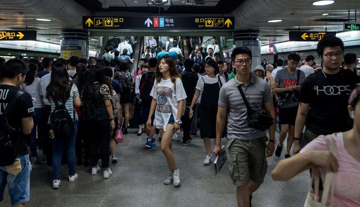 Calon penumpang berada di stasiun kereta bawah tanah Shanghai (11/7). Pada tahun 2013, Shanghai Metro menempati posisi ketiga dalam jumlah penumpang angkutan cepat di dunia dengan angka 2,5 miliar perjalanan. (AFP Photo/Johannes Eisele)