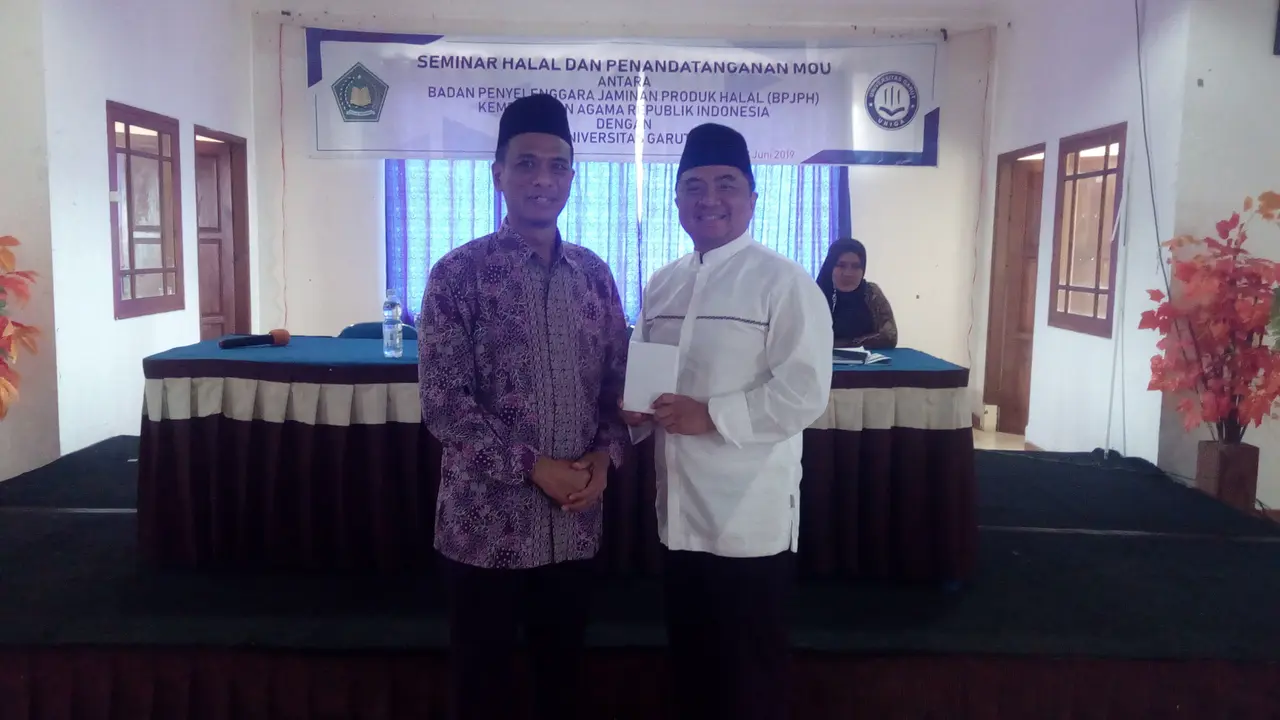 Rektor Uniga Abdusy Syakur Amin selepas menggelar sosialisasi produk halal dengan Ketua BPJPH di Kampus Uniga