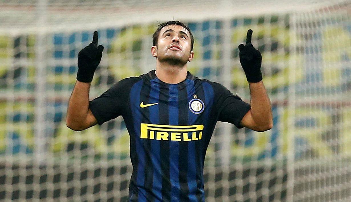 Striker Inter Milan, Eder, merayakan gol yang dicetaknya ke gawang Sparta Prague. Pada laga ini Eder berhasil mencetak dua buah gol sementara sebuah gol dari Prague dibukukan oleh Lukas Marecek. (Reuters/Alessandro Garofalo)