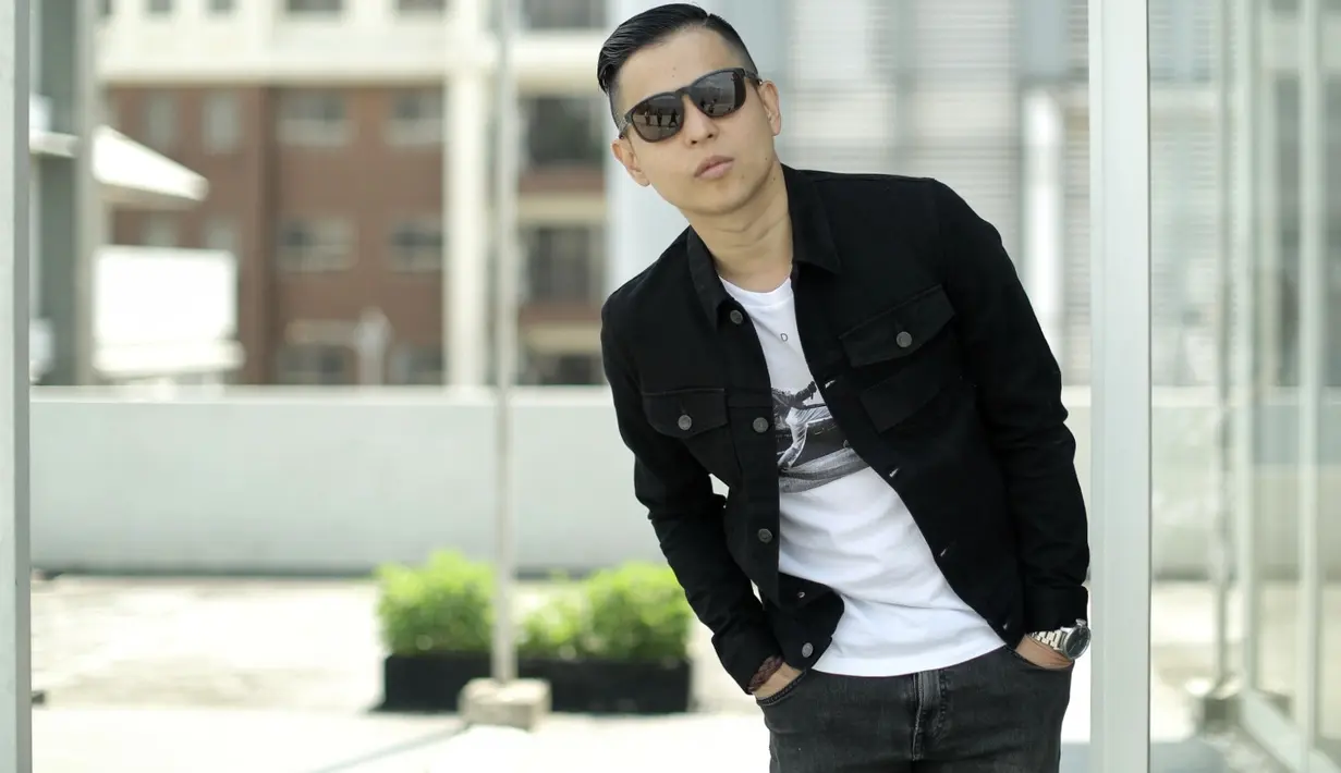 Ernest menggarap fenomena yang sedang marak di tanah air itu. Bahkan, dalam film terbarunya ini, ia mengajak rapper Samuel Alexander Pieter atau yang lebih dikenal dengan nama Young Lex. (Adrian Putra/Bintang.com)