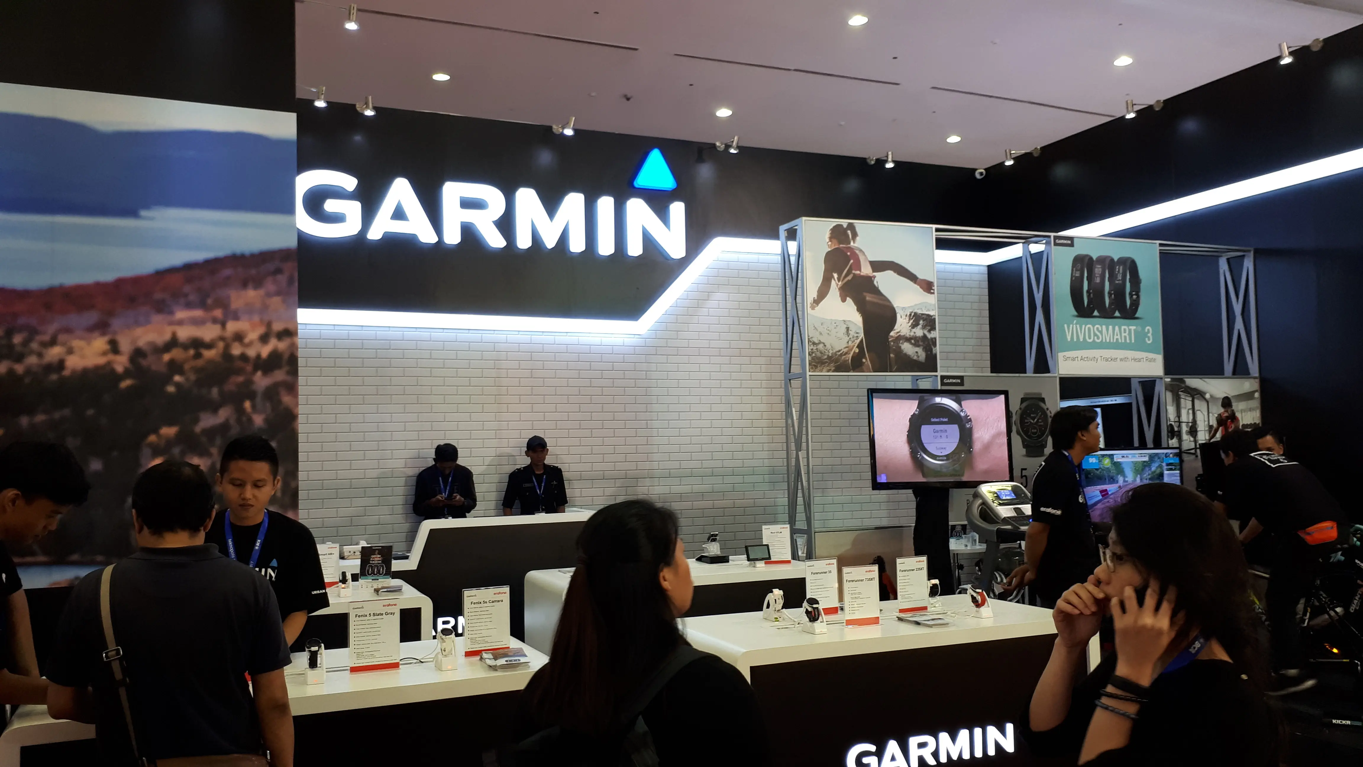 Tak cuma perangkat mobile, pameran Teknopolis juga menghadirkan produk wearable seperti yang dipamerkan di booth Garmin.(Liputan6.com/Agustinus M Damar)