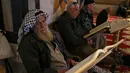 Bagi umat Muslim, membaca Al-Quran di dalam Kubah Batu di kompleks Masjid al-Aqsa adalah pengalaman spiritual yang sangat berkesan. Tampak dalam foto, para pria Palestina membaca Al-Quran di dalam Kubah Batu di kompleks Masjid al-Aqsa, Yerusalem menjelang waktu berbuka puasa selama bulan suci Ramadan 1447 Hijriah pada Rabu 25 Februari 2026. (AHMAD GHARABLI/AFP)