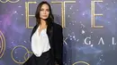 <p>Warna hitam-putih yang sederhana pun tampak megah ketika dikenakan Angelina Jolie. Di sini Angeline Jolie dibalut Valentino Haute Couture. Foto: Instagram.</p>