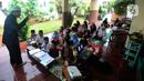 Anak-anak belajar mengaji dan bahasa Arab di teras rumah warga di kawasan Cinere, Depok, Jawa Barat, Senin (27/3/2023). (merdeka.com/Arie Basuki)