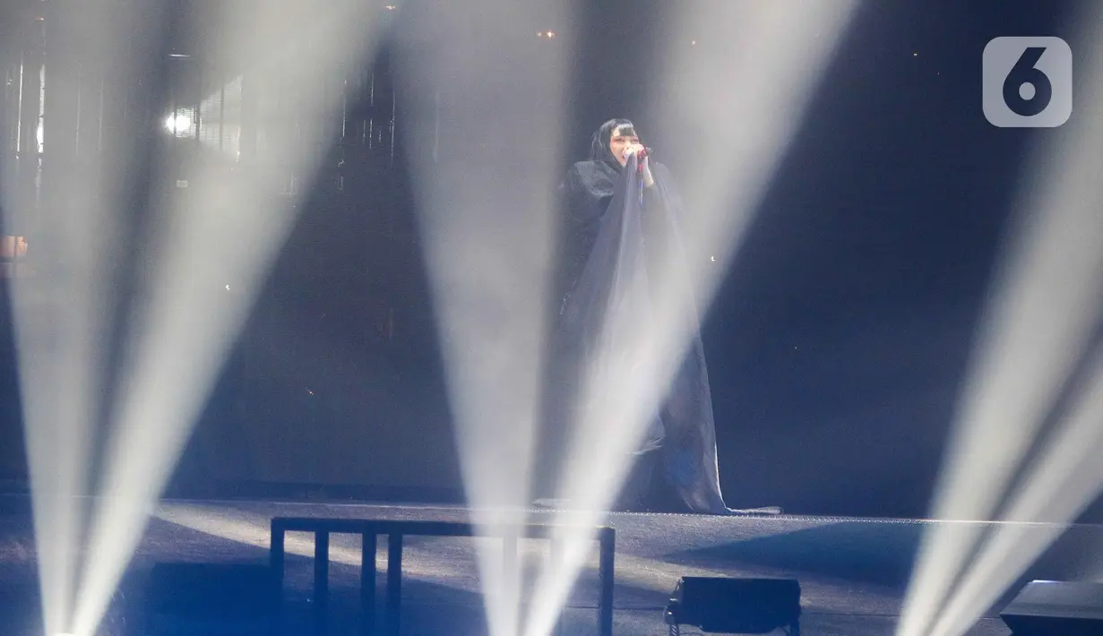 Konser tunggal Isyana Sarasvati ditutup dengan ‘Pendekar Cahaya’ dan ‘Lexicon’, dua lagu yang menjadi simbol kedewasaan bermusik Isyana Sarasvati. (Liputan6.com/Herman Zakharia)