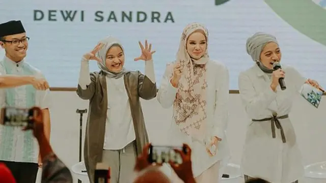 Dewi Sandra Mengangis
