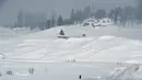 Orang-orang berjalan di resor ski di Gulmarg, sekitar 55 km utara Srinagar, Jammu dan Kashmir, India, 25 Januari 2021. Gulmarg mempunyai lansekap kawasan pedesaan dengan ladang-ladang gandum dan bunga warna-warni. (Tauseef MUSTAFA/AFP)