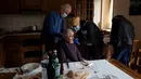 Petugas medis (kanan) melakukan vaksinasi virus corona COVID-19 Moderna terhadap seorang wanita berusia lebih dari 80 tahun di Ussolo, Lembah Maira, dekat Cuneo, Italia barat laut, 17 April 2021. (MARCO BERTORELLO/AFP)