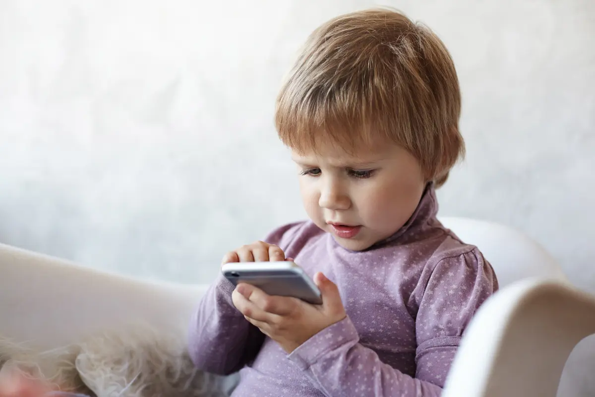 Ilustrasi anak main gadget/freepik.com/shurkin_son