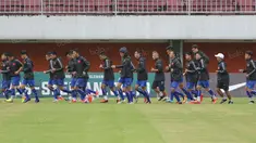 Para pemain Vietnam tengah melakukan pemanasan jelang malawan tuan rumah Indonesia pada laga uji coba di Stadion Maguwoharjo, Sleman, Yogyakarta, Sabtu (08/10/2016). (Bola.com/Nicklas Hanoatubun)
