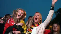 Fans Cantik Belgia merayakan kemenangan saat timnya  mengalahkan Hungaria pada babak 16 besar piala Eropa 2016 di Brussels, Belgia, (26/6/2016). (REUTERS/Eric Vidal)