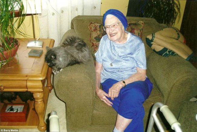 Edith Macefield, kukuh bertahan untuk tidak pindah dari rumahnya meskipun diiming-iming uang Rp 13 M | foto: copyright dailymail.co.uk