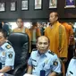 Pihak Imigrasi Jakarta Barat tengah menyelidiki modus lain munculnya biksu-biksu palsu, yang mengemis atau meminta-minta sumbangan ini. (Liputan6.com/Muslim AR)