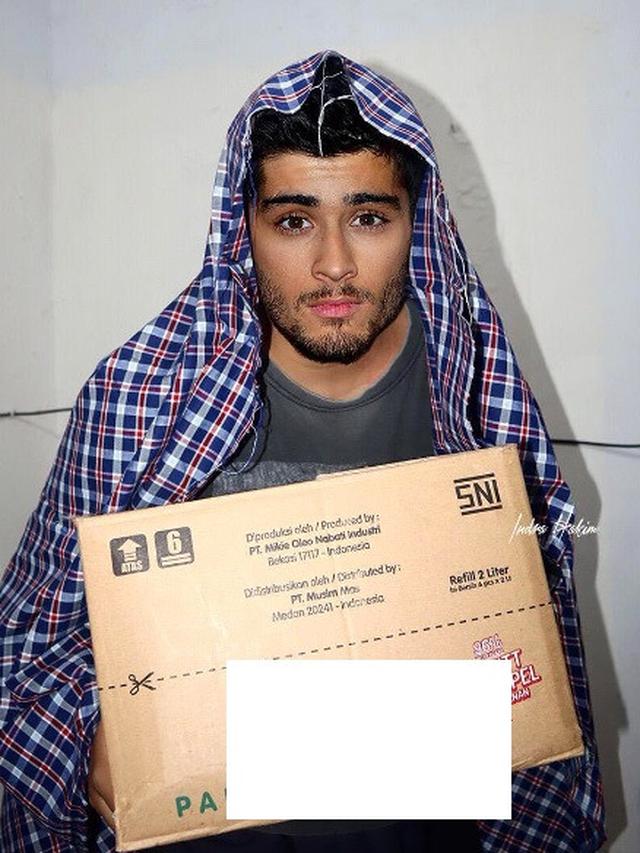 6 Editan Foto Seleb Dunia Pakai Sarung Ini Bikin Tepuk Jidat, Kocak