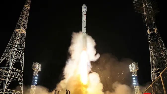 Foto yang disediakan oleh pemerintah Korea Utara ini menunjukkan apa yang dikatakan negara tersebut sebagai peluncuran Malligyong-1, satelit mata-mata militer, ke orbit pada Selasa (21/11/2023). (Korean Central News Agency/Korea News Service via AP, File)