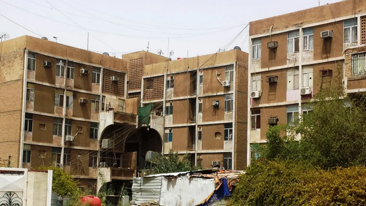 Gedung apartemen di Distrik Zayouna, Baghdad di mana pria bersenjata membantai 25 terduga PSK pada 12 Juli 2014