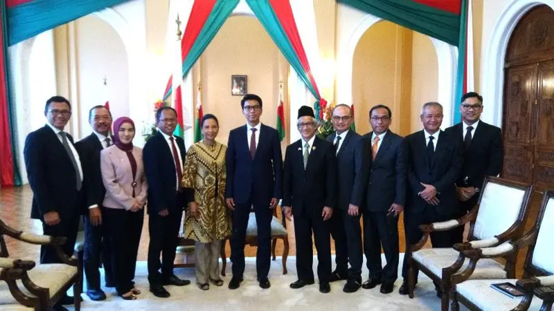 Menteri Badan Usaha Milik Negara (BUMN) Rini M. Soemarno melakukan pertemuan dengan Presiden Madagaskar Andry Rajoelani.