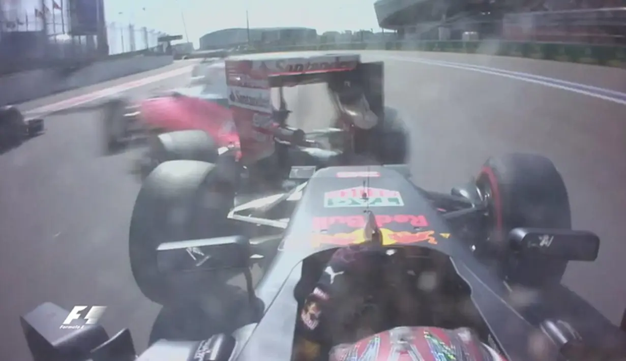 Inilah saat pebalap Red Bull, Daniil Kvyat, menabrak pebalap Ferrari, Sebastian Vettel, di tikungan kedua lap pertama  F1 GP Rusia di Sirkuit Sochi Autodrom, Rusia, Minggu (1/5/2016). (Bola.com/Twitter/F1)