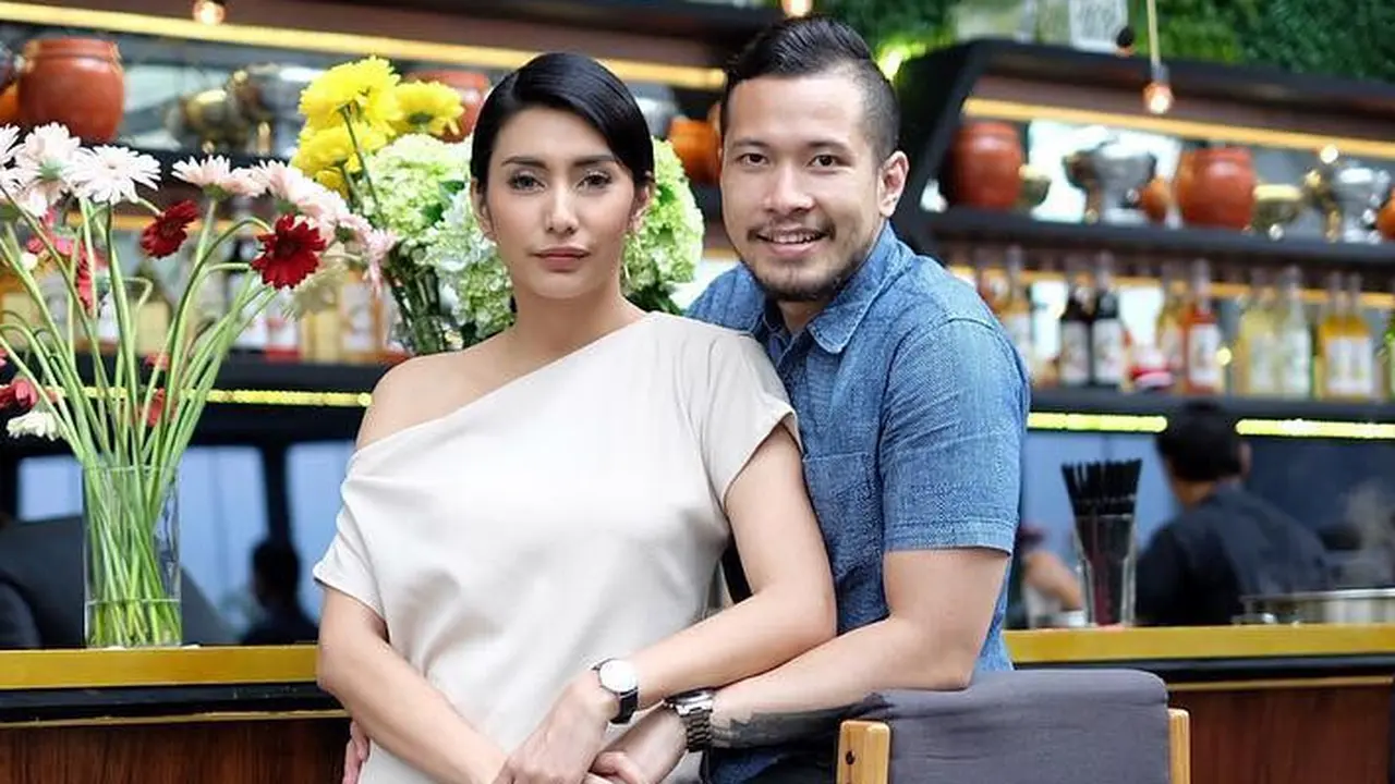[Bintang] Tyas Mirasih dan Suami