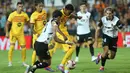 Berlaga di stadion Mestalla, Barcelona berhasil menang 2-1. (AP Photo/Alberto Saiz)