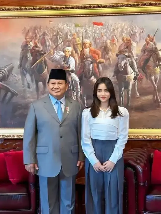 Fuji diundang Prabowo ke kantornya untuk makan siang bersama artis lainnya. Ia pun tampil semi formal dengan outfitnya. [@opah_faisal]
