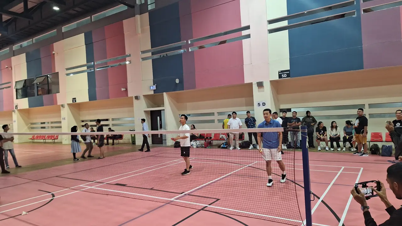 Usai Blusukan di Tangerang, Gibran Main Badminton Bareng Taufik Hidayat