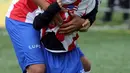 Ekpresi seorang anak berkebutuhan khusus, Gabriel dan pesepakbola Brasil, Gontijo usai mencetak gol saat menghadiri "World Boots" di Neymar Institute, Brasil, 7 Juni 2015.(REUTERS/Paulo Whitaker)