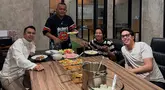 Di bulan Ramadhan tahun ini, Raffi Ahmad yang memutuskan istirahat dan tak membuat acara sendiri, rupanya tetap aktif dengan bersafari saat sahur. Meski tak setiap hari, Raffi terlihat beberapa menghabiskan waktu sahur dengan rekan artis. (Liputan6.com/IG/@raffinagita1717)
