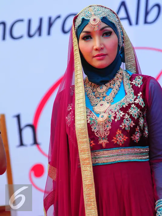 Roro Fitria tampak berbeda saat menghadiri acara buka puasa bersama anak yatim, di kawasan Tanah Abang, Jakarta. Foto diambil pada 19 Juni 2015. (Liputan6.com/Faisal R Syam) 