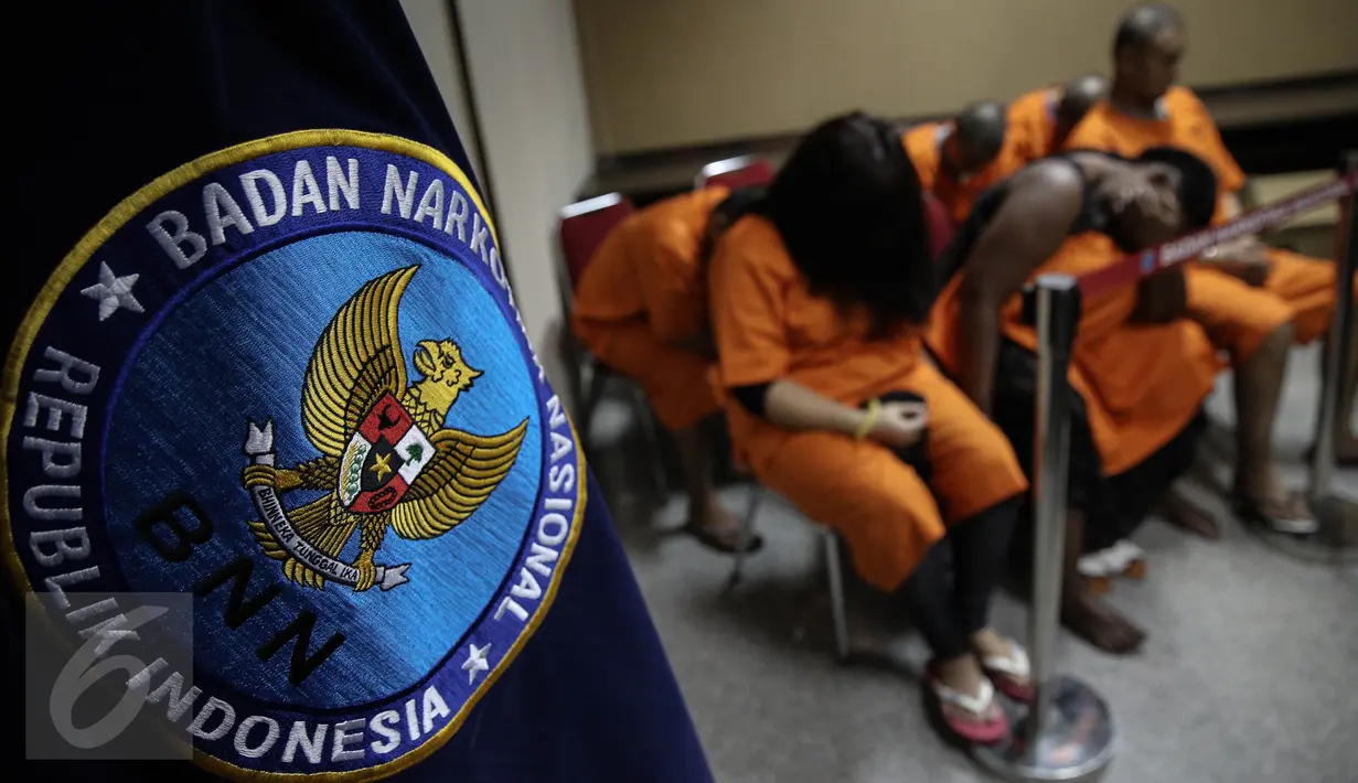 Sejumlah tersangka pengedar Narkoba jaringan International dihadirkan saat rilis barang bukti sabu di Gedung BNN, Jakarta, Rabu (20/4). BNN berhasil membongkar sindikat sabu international. (Liputan6.com/Faizal Fanani)