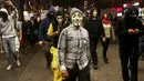 Demonstran dari kelompok aktivis online mengenakan Guy Fawkes saat menggelar aksi "Sejuta Topeng" di New York, Kamis (5/11/2015). Kelompok ini mengklaim akan menggelar aksi ini lebih dari 600 kota di dunia. (REUTERS/Shannon Stapleton)