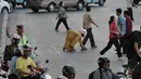 Upaya Pemerintah menindak pejalan kaki yang menyeberang sembarangan hingga kini belum terealisasikan, Jakarta, (26/9/14). (Liputan6.com/Johan Tallo)