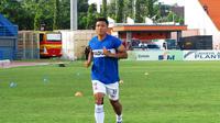 Pemain anyar Madura United, Ahmad Bustomi masuk dalam daftar 18 pemain yang akan diboyong ke Samarinda untuk melawan Pusamania Borneo FC. (Liputan6.com/Risa Rahayu Kosasih)