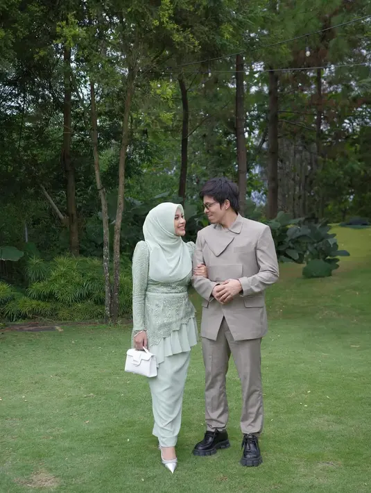 Dress atau kebaya model peplum memiliki potongan kain yang melebar di bagian pinggang ke bawah. Detail ini sangat membantu menyamarkan perut yang berisi dan memberikan kesan pinggang lebih kecil. Dengan fokus pada bagian pinggang, aksen peplum membantu menciptakan lekuk tubuh yang ideal. [@aurelie.hermansyah].