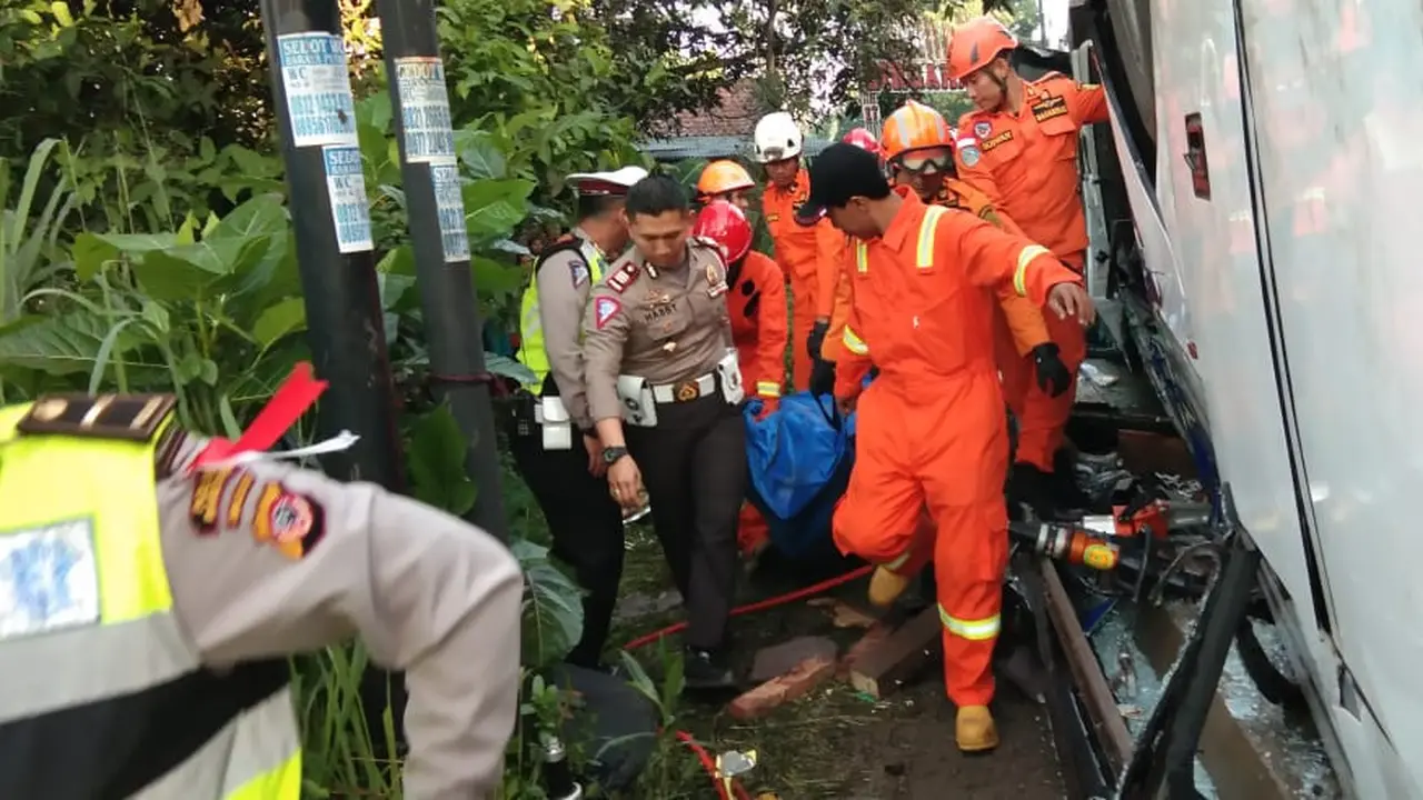 Tim SAR Bandung dan kepolisian mengevakuasi korban bus Kramat Jati