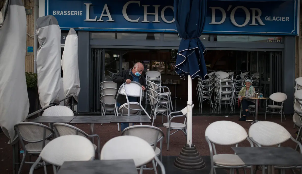 Marc Magere menutup restorannya di Marseille, selatan Prancis, Minggu (27/9/2020). Restoran dan bar di Marseille pada hari Minggu bersiap tutup selama sepekan sebagai bagian dari pembatasan baru baru Covid-19. (AP Photo/Daniel Cole)