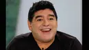Penampilan baru legenda sepakbola Diego Armando Maradona pasca operasi plastik dalam sebuah acara televisi The Zurda di Caracas, Venezuela. Foto diambil pada 1 Maret 2015. (REUTERS/Jorge Silva)