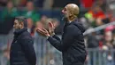 Manajer Manchester City, Pep Guardiola memberikan arahan kepada timnya saat melawan Bristol City pada leg kedua semifinal Piala Liga di Ashton Gate, Rabu (24/1). Manchester City menang tipis denga skor 3-2. (Geoff CADDICK/AFP)