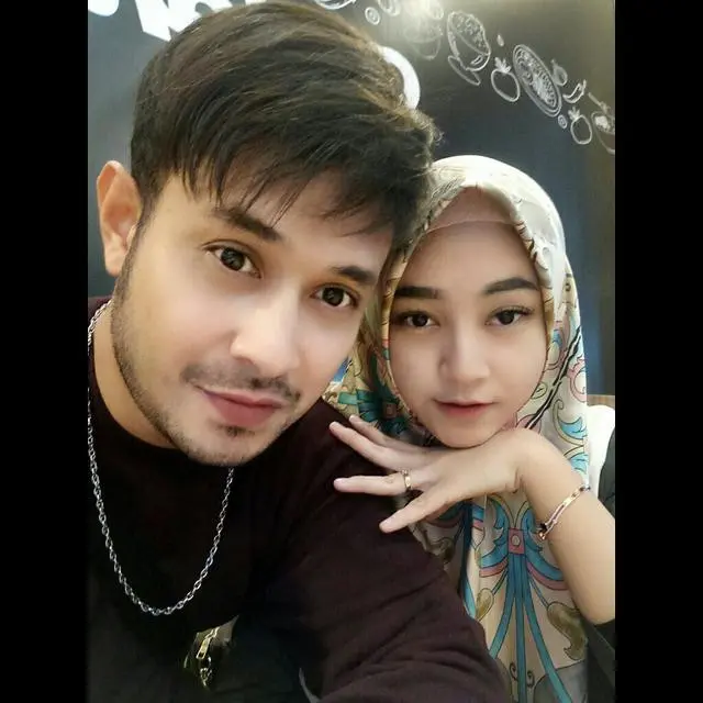 Selalu Nampak Mesra dan Hangat Bersama Sang Istri