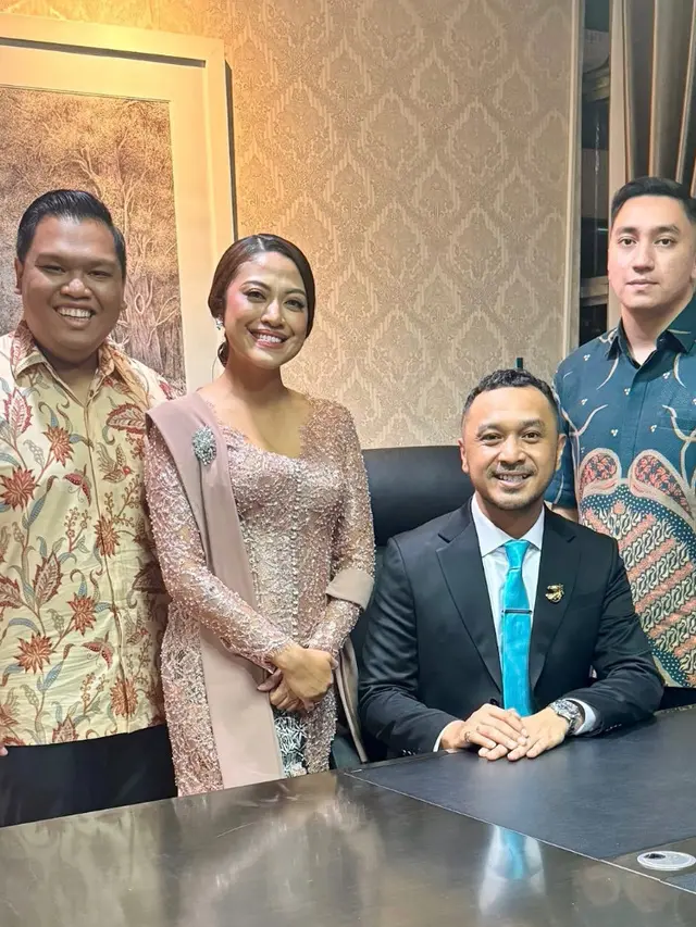 Cynthia Ganesha Istri Giring saat Pelantikan Wakil Menteri. [@joetheofilus]