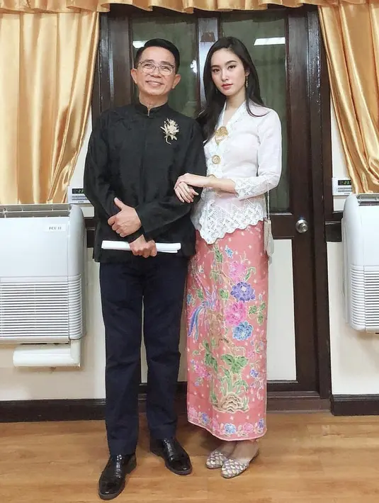 Nampaknya kain lilit batik motif bunga menjadi favorit Nong yang sudah dikenakan beberapa kali. Kali ini ia memadukannya dengan kebaya putih.Credit: @poydtreechada.