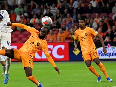 Pemain Prancis, Kylian Mbappe, melepaskan tendangan saat melawan Belanda pada Kualifikasi EURO 2024 Grup B di Stadion Johan Cruijff Arena, Sabtu (14/10/2023). Prancis menang dengan skor 2-1. (AFP/John Thys)
