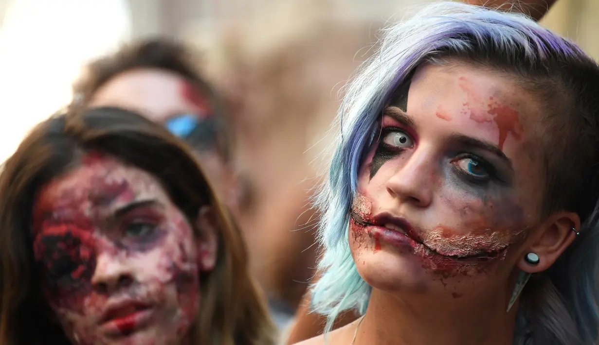 Seorang wanita memakai kostum dan dandanan menyerupai zombie saat acara Zombie Walk di kota Strasbourg, Prancis, 15 September 2018. Acara ini dalam rangka Festival Film Fantasi Eropa ke-11 yang berlangsung dari 14 - 23 September. (FREDERICK FLORIN/AFP)