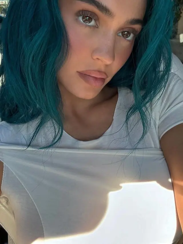 Rambut Baru Berwarna Kylie Jenner. [@kyliejenner]