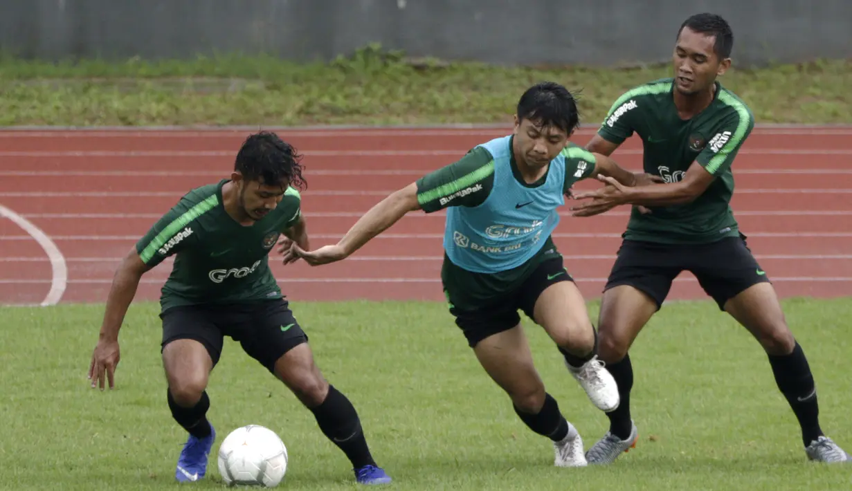 Pemain Timnas Indonesia U-22, Wahyudi Hamisi, berebut bola dengan Gian Zola saat internal games di Stadion Madya, Jakarta, Sabtu (19/1). Latihan ini merupakan persiapan jelang Piala AFF U-22. (Bola.com/Yoppy Renato)